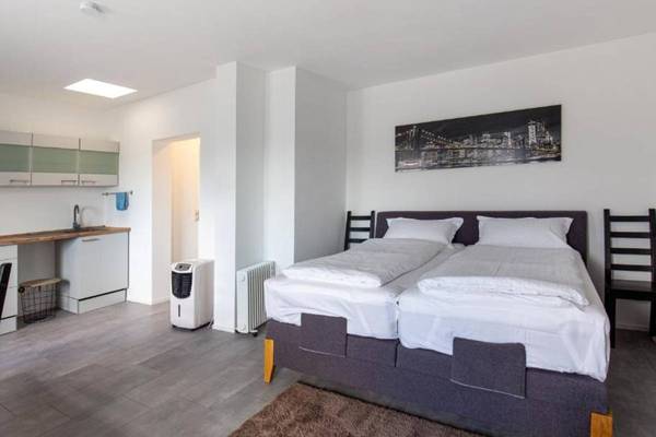 Double Room with Private Bathroom, Balcony and Kitchen Area 24|7 EUROPLATZ in Karlsruhe